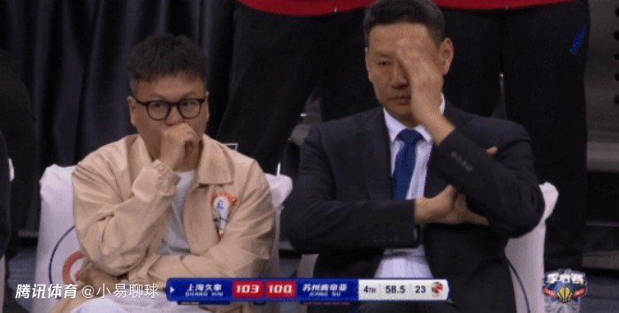 主演安娜斯·戴莫斯特着碎花衬衫清新典雅，乔西·查尔斯穿黑西装显绅士范。