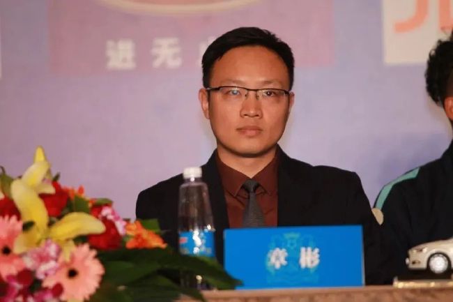 随后，张铭浩全国粉丝后援会发文 张铭恩澄清与胡冰卿绯闻 表示已和徐璐和平分手 2020-06-06 近日，演员张铭恩被拍到与胡冰卿在某酒店停车场举止亲密。