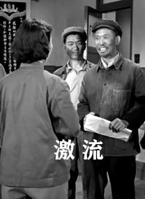 一场秋雨过后的天台，她摩登打扮，与远处闪烁的霓虹夜景交相辉映。
