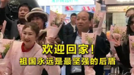 导演贝尼特·米勒着白衬衫亮相，主演马克·鲁法洛身穿棕色皮衣，查宁·塔图姆黑色西装英武霸气，史蒂夫·卡瑞尔着灰色西装帅气潇 波霸女星纳比勒海滩拍写真 迷人胸部露娇嗔表情 2013-08-16 近日，波霸女星纳比勒·贝纳蒂亚在洛杉矶拍摄比基尼写真，她露出完美胸部，时而做出娇嗔表情，性感迷人。