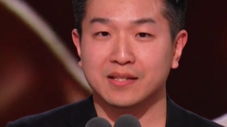 丹尼尔·克雷格新造型难认出 时间：2024.Netflix电影《利刃出鞘3：唤醒死人》于本周正式开拍，日前曝光拍摄路透。